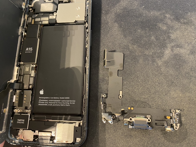 iPhone13のの充電口交換も即日ご対応しております！